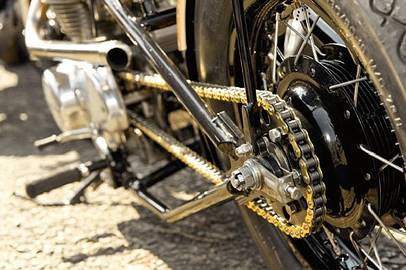 Smarowanie łańcucha napędowego w motocyklu - kiedy i czym?